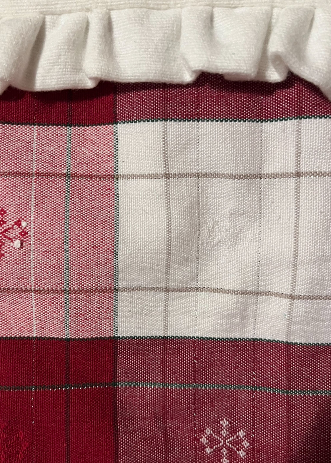 Crimson Hearth – klasyczna skarpeta świąteczna w ciepłej czerwonej kracie