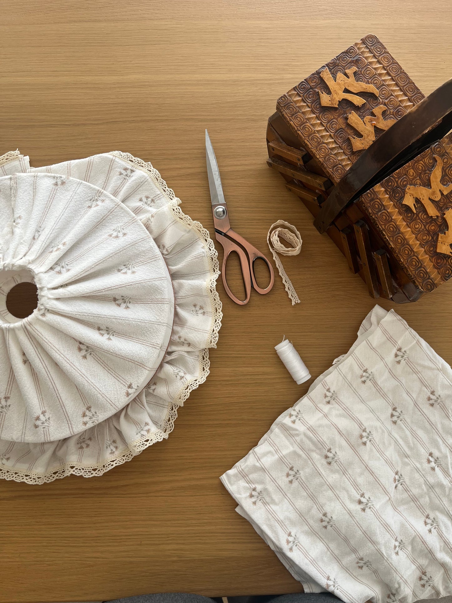 Rosalie - ręcznie szyty abażur w delikatne kwiatuszki