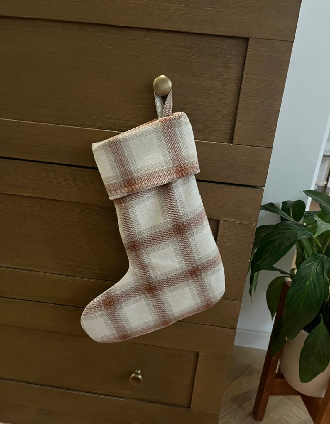 Beige Hearth – klasyczna skarpeta świąteczna w ciepłej beżowej kracie