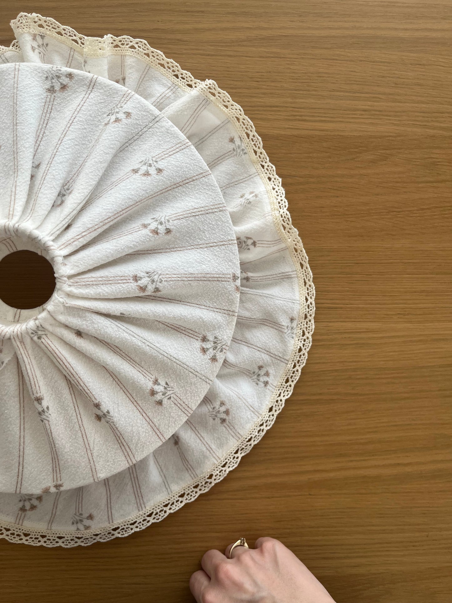 Rosalie - ręcznie szyty abażur w delikatne kwiatuszki