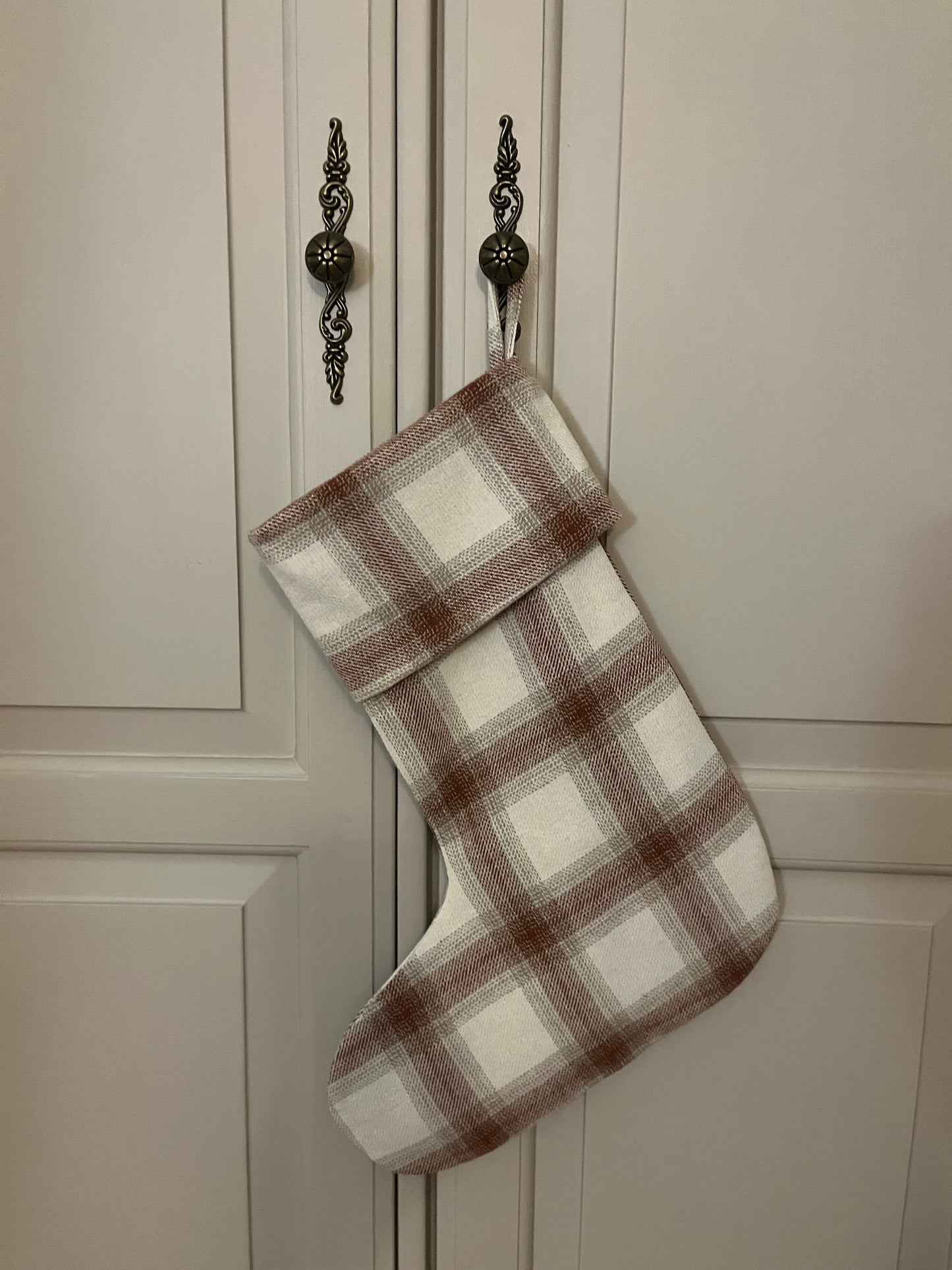Beige Hearth – klasyczna skarpeta świąteczna w ciepłej beżowej kracie