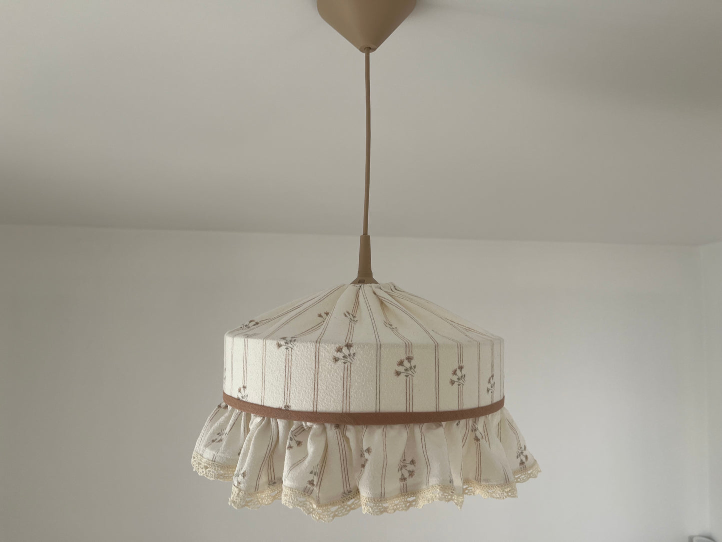 Rosalie - ręcznie szyty abażur w delikatne kwiatuszki