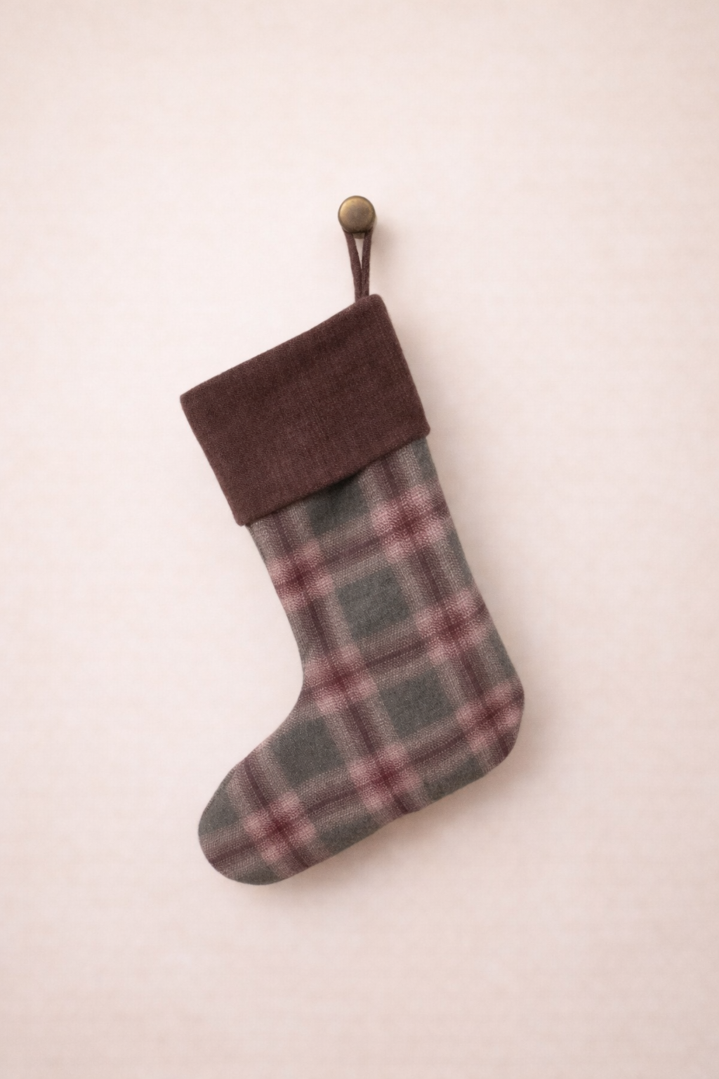 Brown Hearth – ręcznie szyta skarpeta świąteczna w brązowej kracie