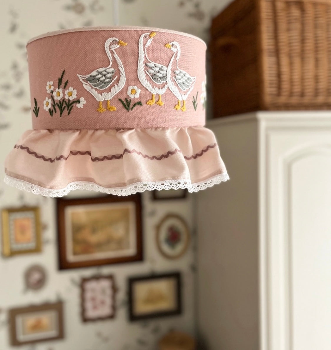 Giselle - abażur w haftowane gąski