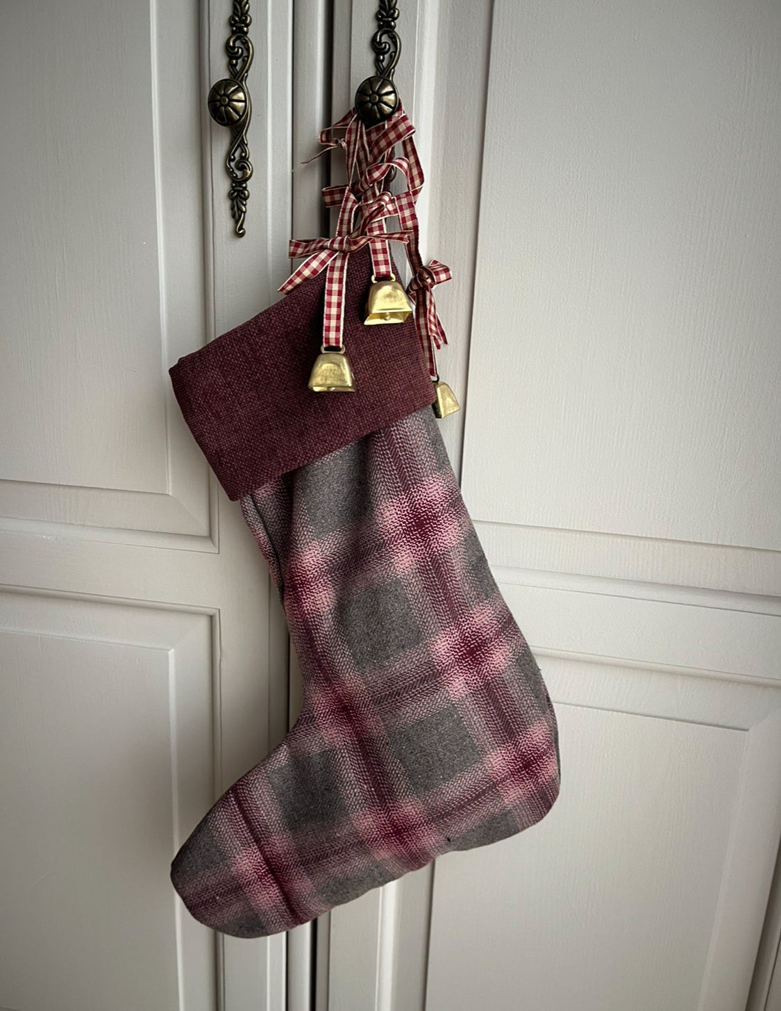 Brown Hearth – ręcznie szyta skarpeta świąteczna w brązowej kracie