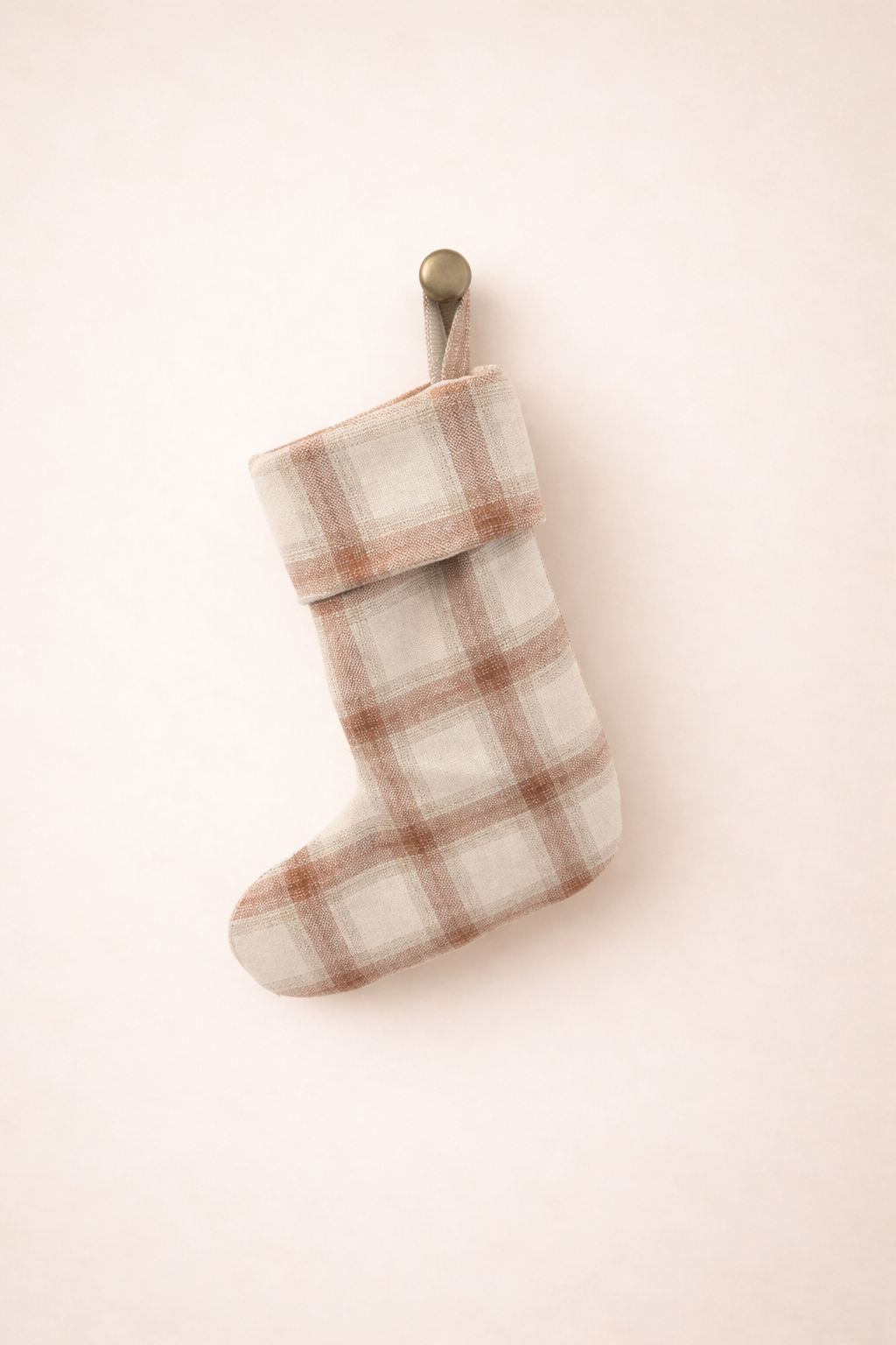 Beige Hearth – klasyczna skarpeta świąteczna w ciepłej beżowej kracie