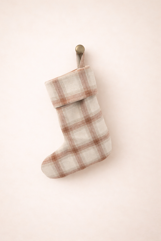 Beige Hearth – klasyczna skarpeta świąteczna w ciepłej beżowej kracie