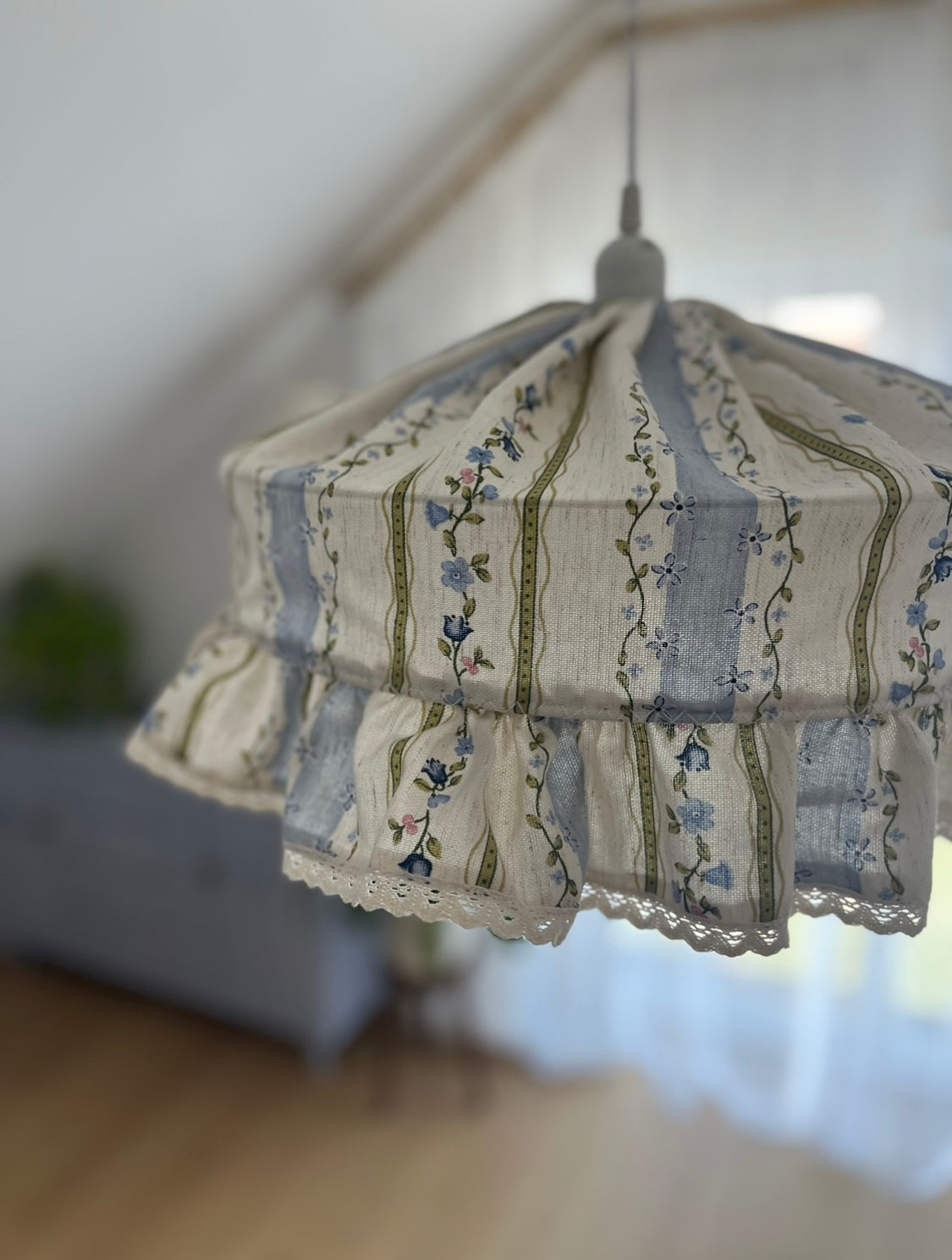 Blue meadow - bawełniano- lniany abażur w drobne kwiatuszki