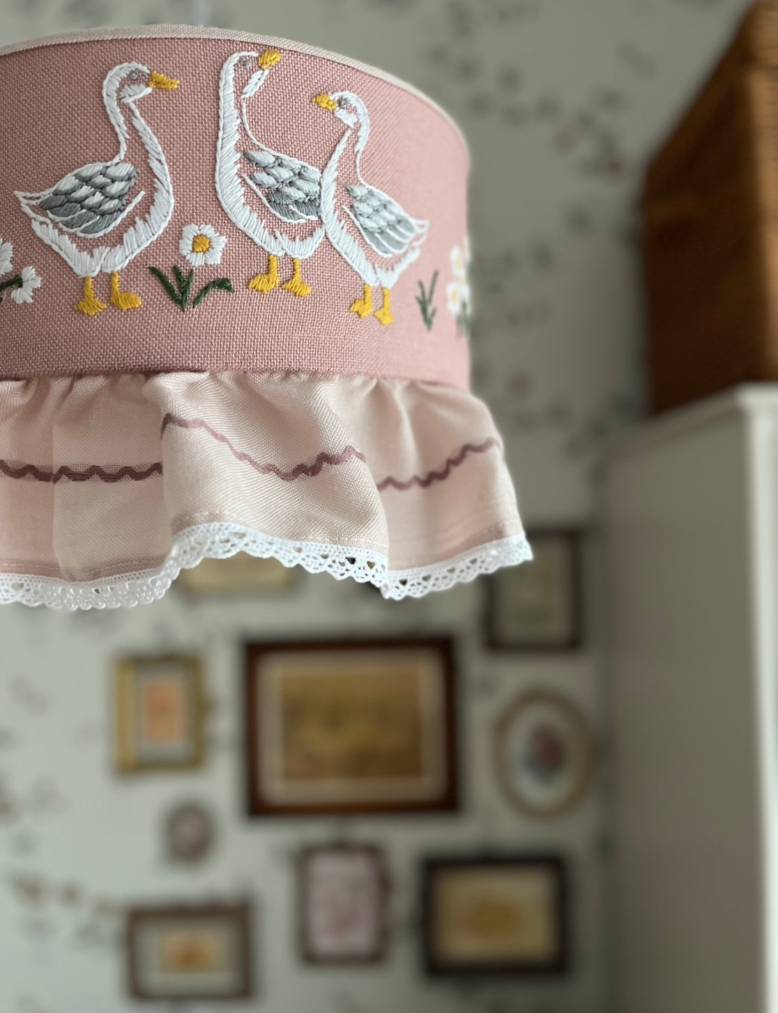 Giselle - abażur w haftowane gąski