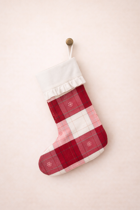 Crimson Hearth – klasyczna skarpeta świąteczna w ciepłej czerwonej kracie