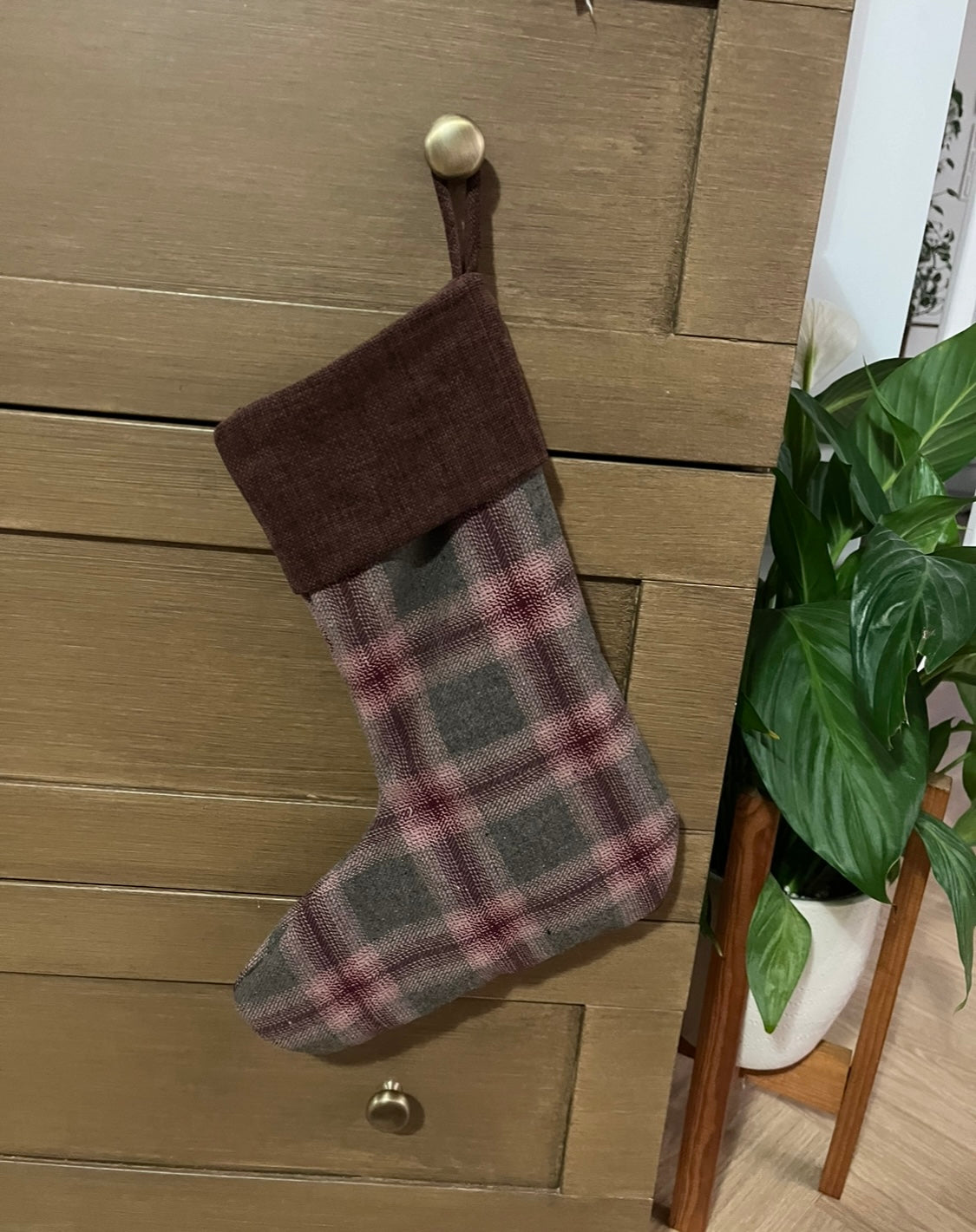 Brown Hearth – ręcznie szyta skarpeta świąteczna w brązowej kracie