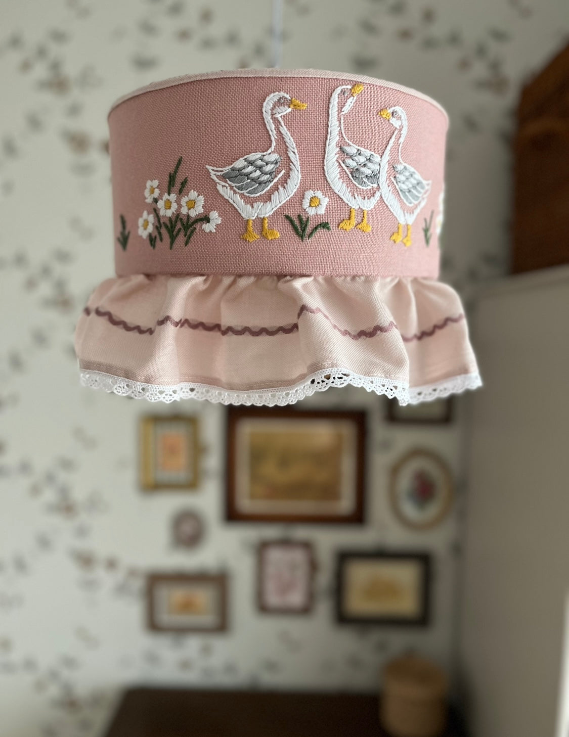 Giselle - abażur w haftowane gąski