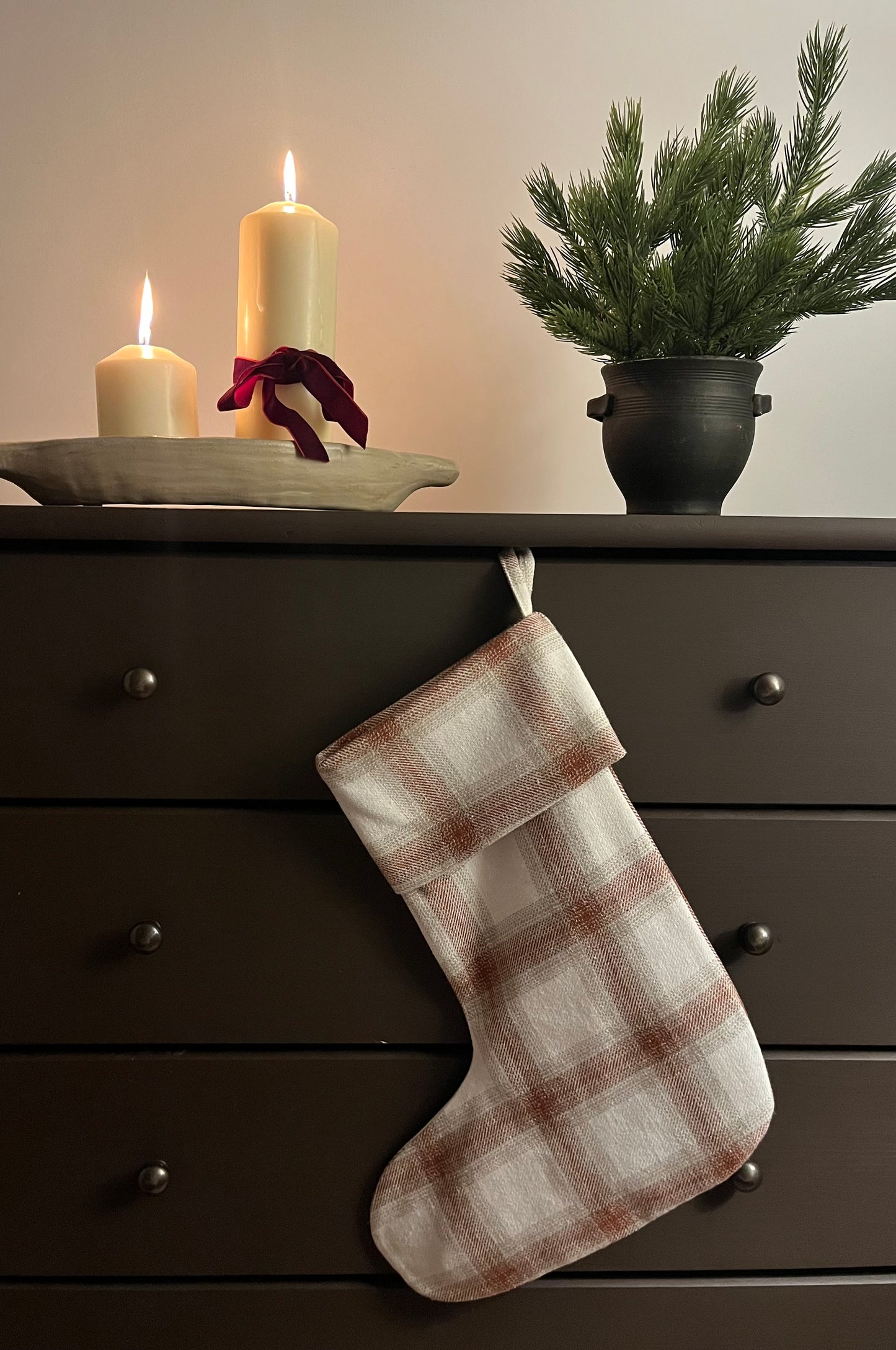 Beige Hearth – klasyczna skarpeta świąteczna w ciepłej beżowej kracie