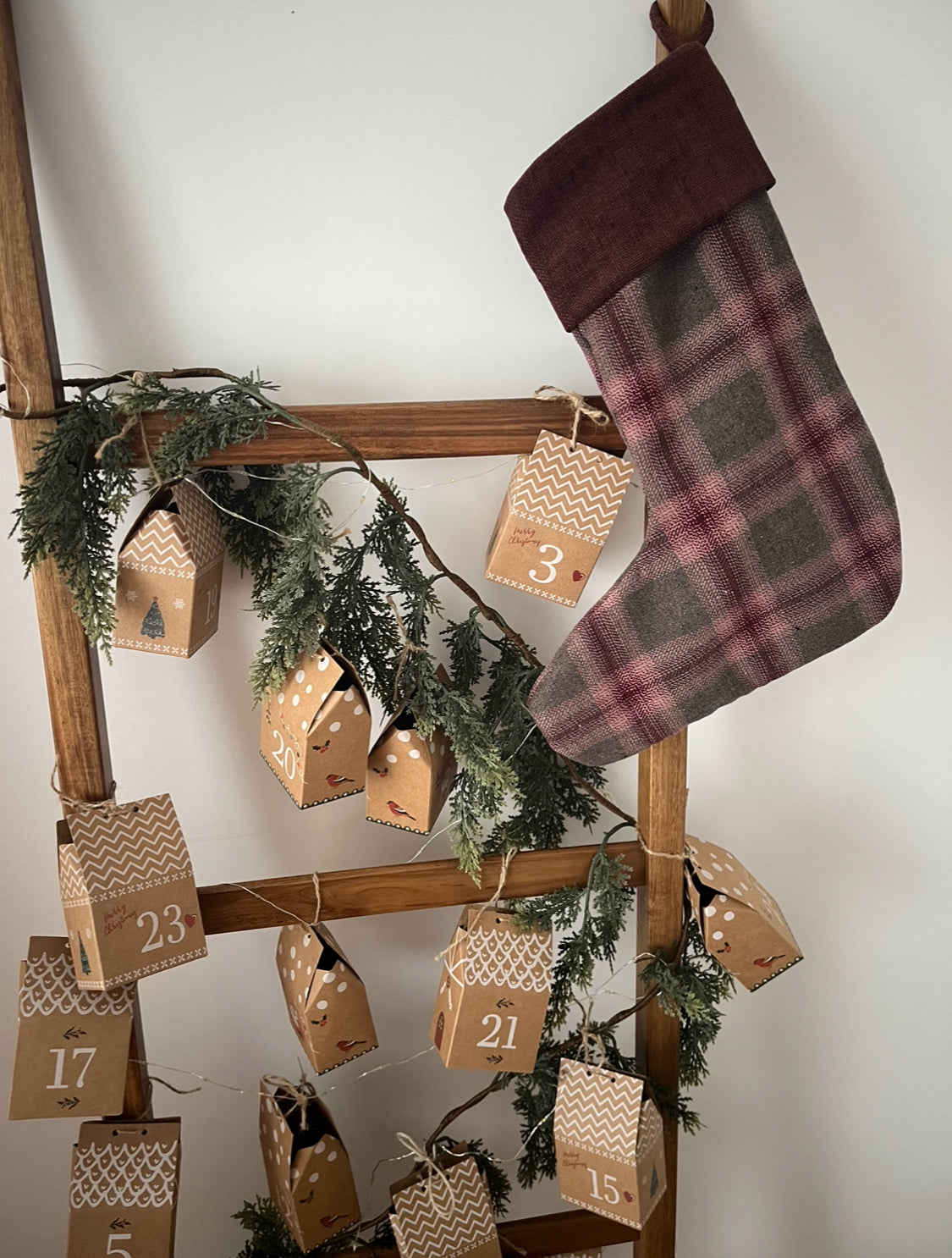 Brown Hearth – ręcznie szyta skarpeta świąteczna w brązowej kracie