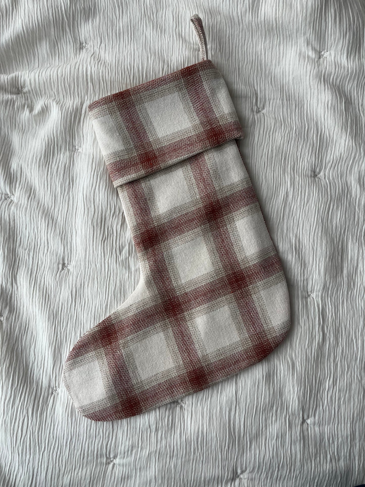 Beige Hearth – klasyczna skarpeta świąteczna w ciepłej beżowej kracie