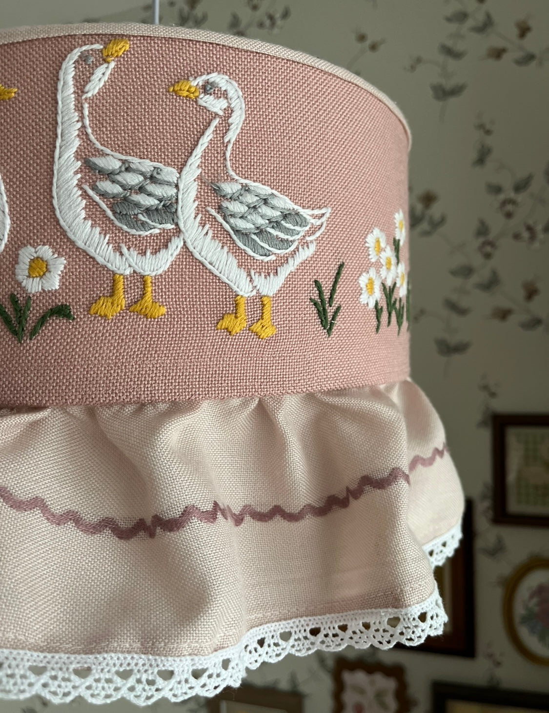 Giselle - abażur w haftowane gąski